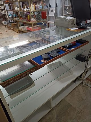 Mostrador tienda con zona PC o TPV y estantes