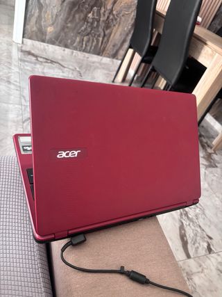 Portátil Acer y cargador
