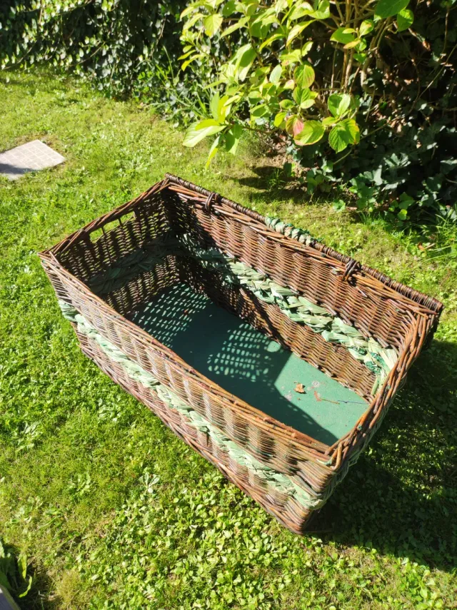 Baúl de mimbre con detalles verdes