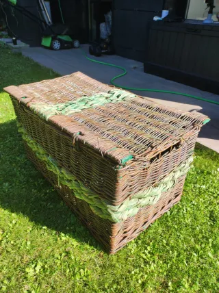 Baúl de mimbre con detalles verdes