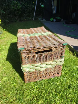 Baúl de mimbre con detalles verdes