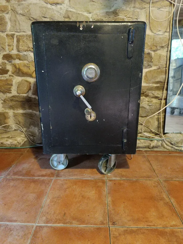 Caja Fuerte Antigua con Ruedas