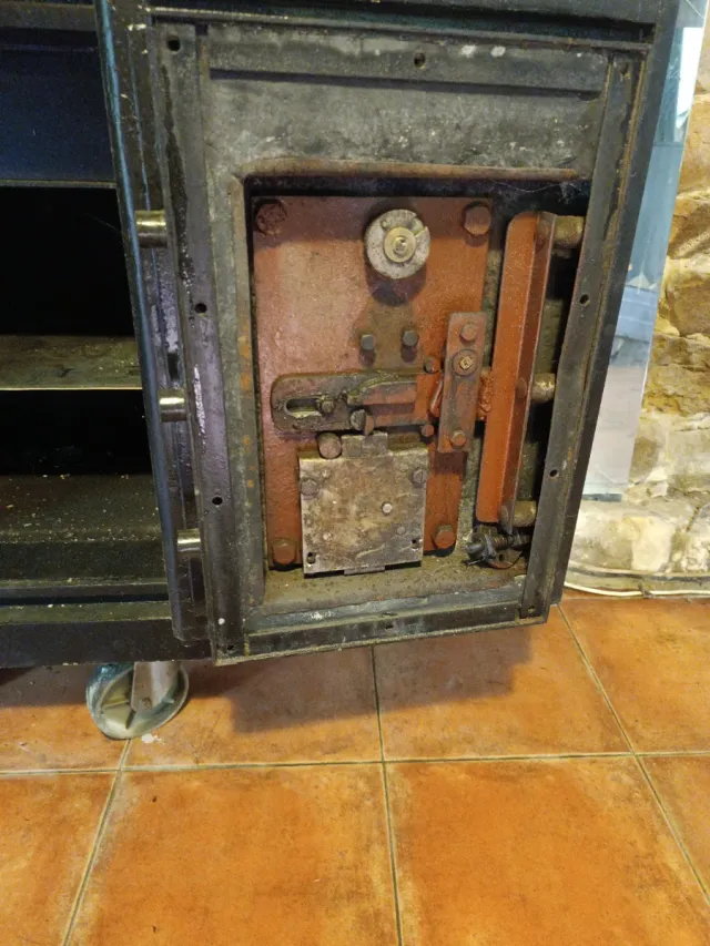 Caja Fuerte Antigua con Ruedas