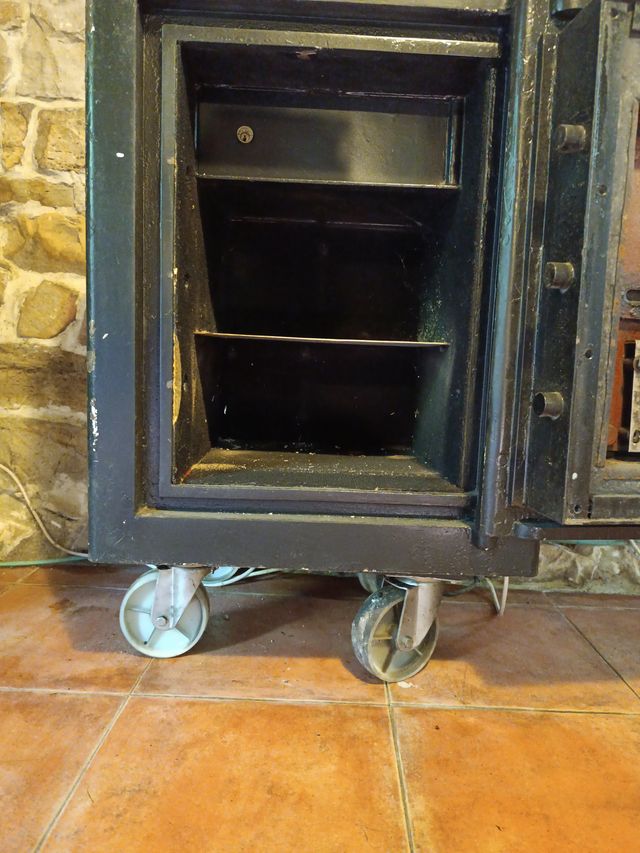 Caja Fuerte Antigua con Ruedas