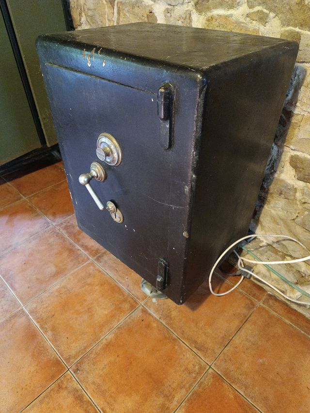 Caja Fuerte Antigua con Ruedas