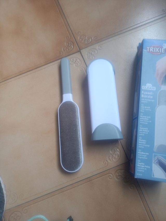 Cepillo quitapelusas Trixie con base