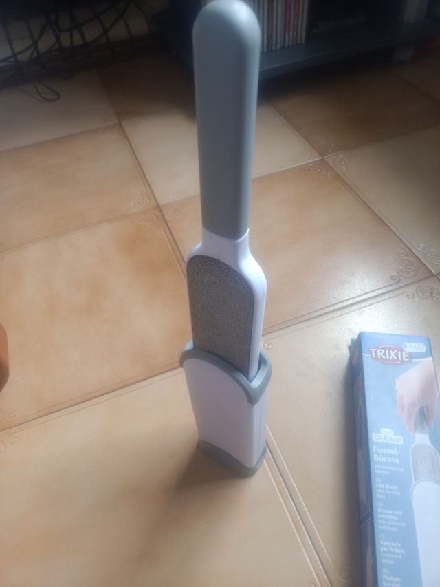 Cepillo quitapelusas Trixie con base