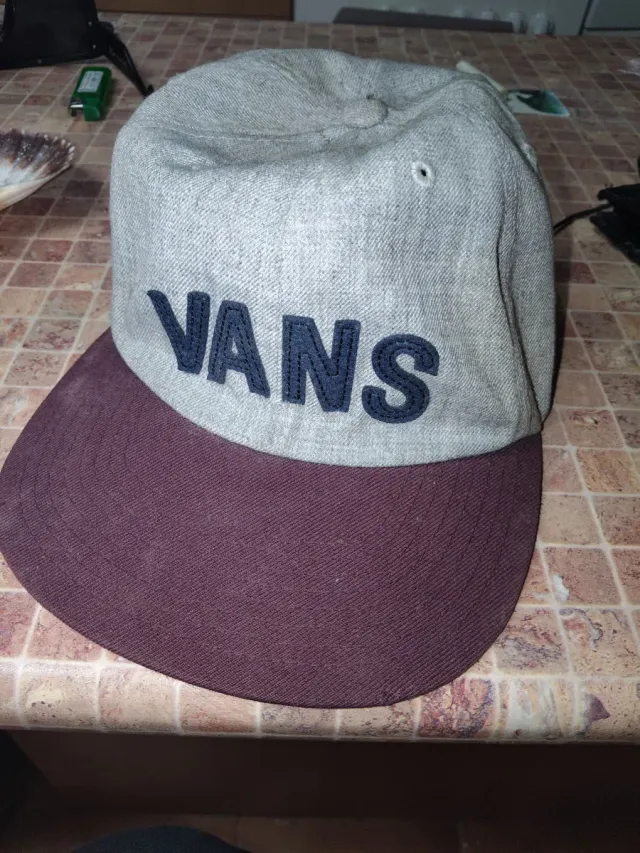 Gorra Vans Gris y Morado