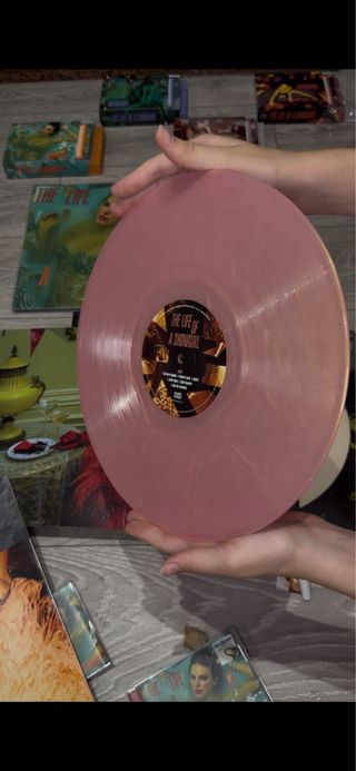 Vinilo dorado y rosa The Life of a Showgirl Taylor