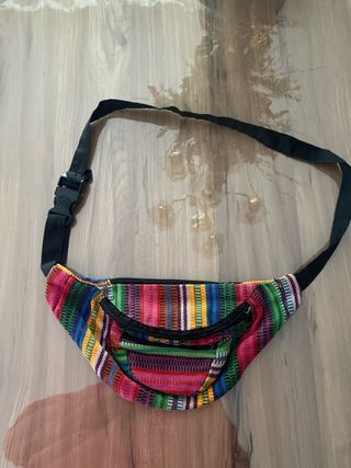 Riñonera multicolor con 3 cremalleras
