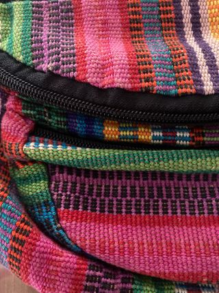 Riñonera multicolor con 3 cremalleras
