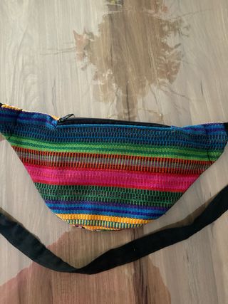 Riñonera multicolor con 3 cremalleras