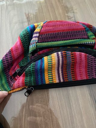 Riñonera multicolor con 3 cremalleras