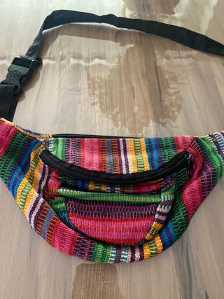 Riñonera multicolor con 3 cremalleras