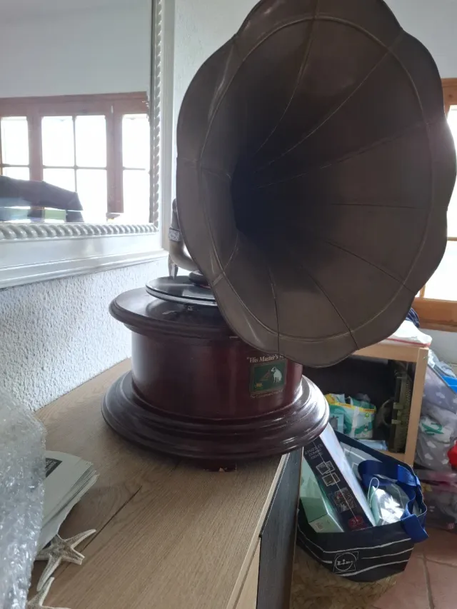 Gramófono antiguo de bocina