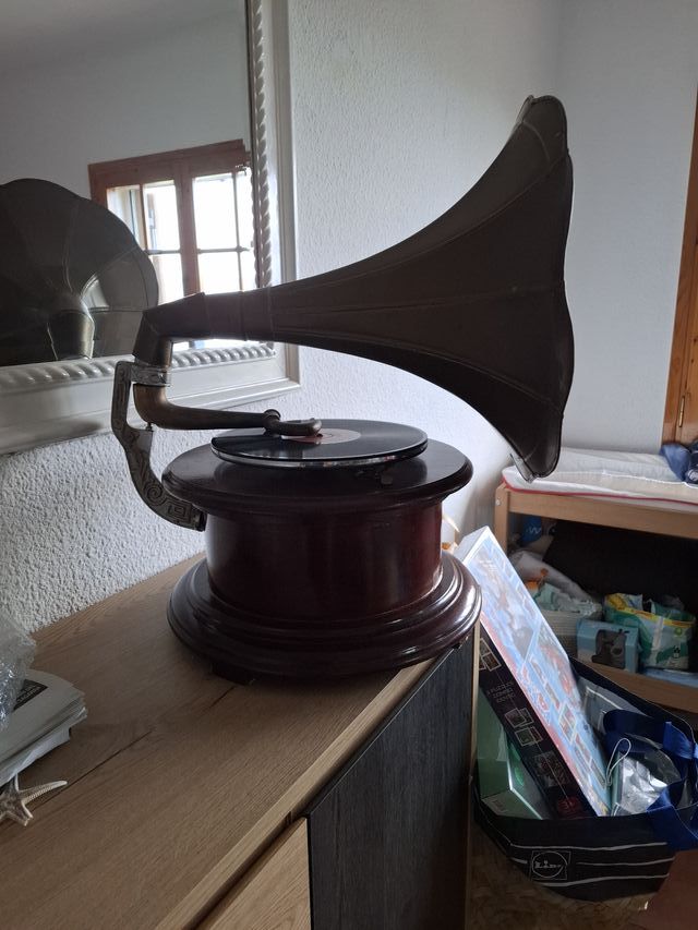 Gramófono antiguo de bocina