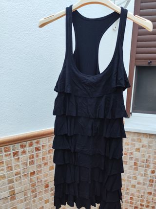 Vestido negro con volantes