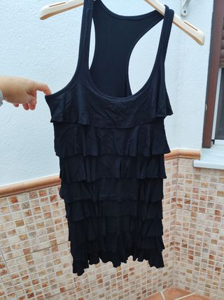 Vestido negro con volantes