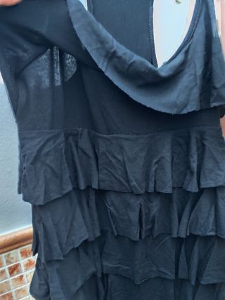 Vestido negro con volantes