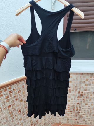 Vestido negro con volantes