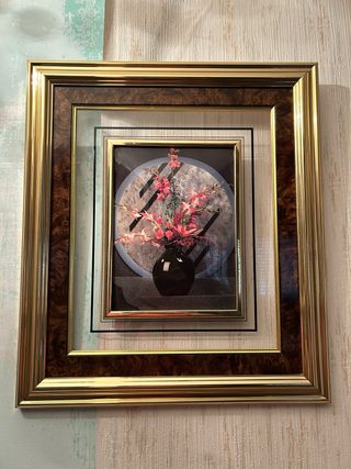 Cuadro de flores en marco de madera y metal