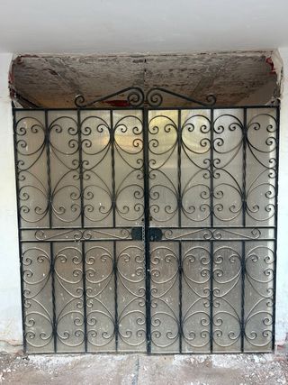 Puerta de forja maciza
