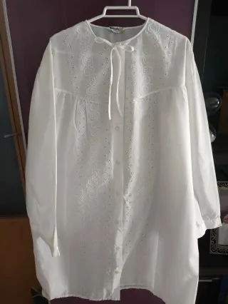 Camisónes vintage blanco bordados.
15€ c/ uno.