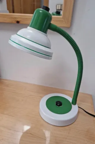 Lámpara flexo verde y blanco