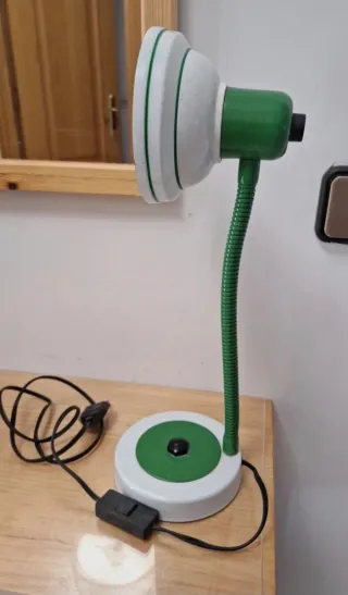 Lámpara flexo verde y blanco