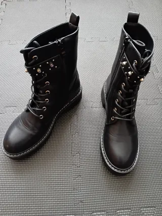 Botas negras con cordones y tachuelas