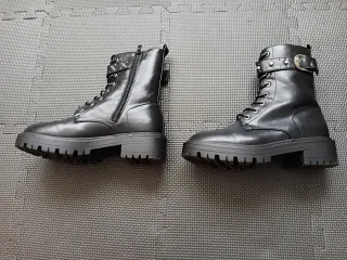 Botas negras con cordones y tachuelas