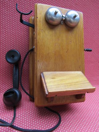 Teléfono antiguo inglés de madera