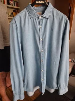 Camisa Scalpers vaquera azul. 