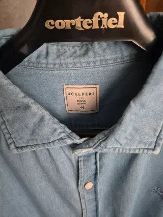 Camisa Scalpers vaquera azul. 
