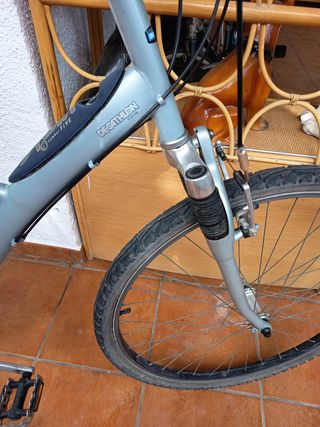 Bicicleta de paseo plateada