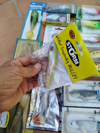 Lote de señuelos de pesca variados