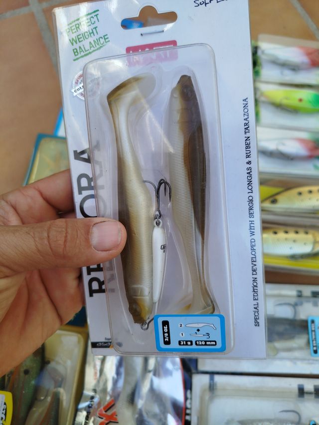 várias iscas de pesca