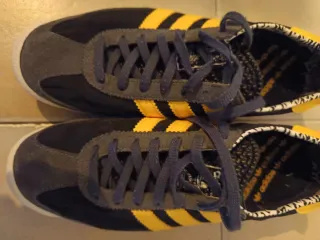 Zapatillas Adidas Negras y Amarillas