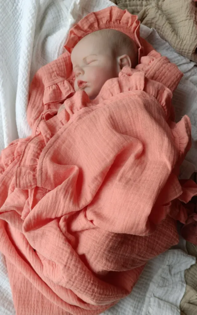 Manta muselina coral con volantes