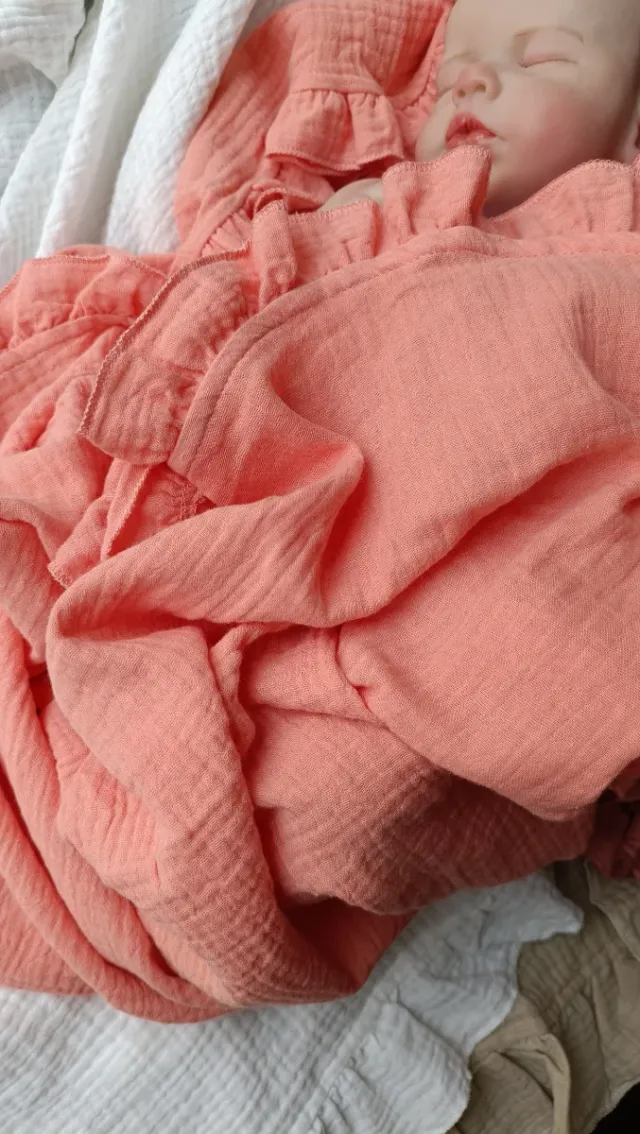 Manta muselina coral con volantes