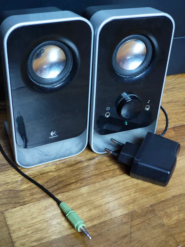 Casse Logitech nere e grigie