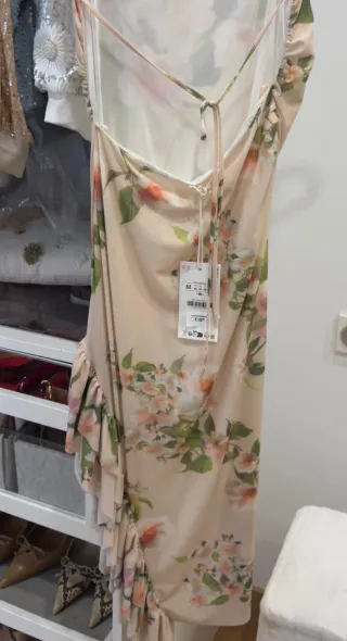 Vestido midi floral Zara
