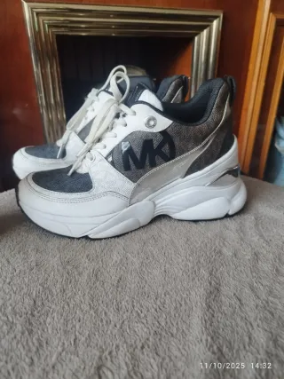 Zapatillas Michael Kors Plata y Blanco