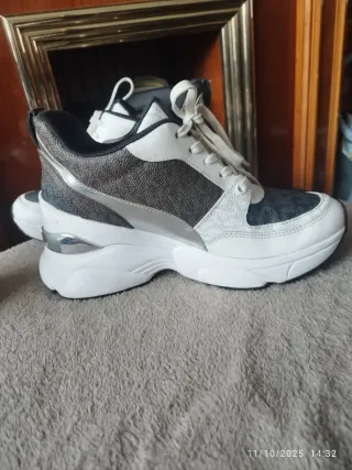Zapatillas Michael Kors Plata y Blanco