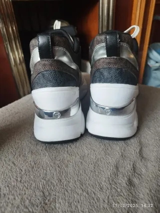 Zapatillas Michael Kors Plata y Blanco