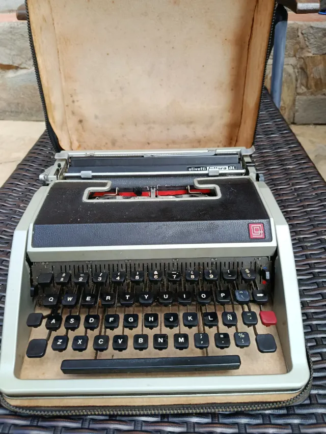 Máquina de escribir Olivetti Lettera DL vintage
