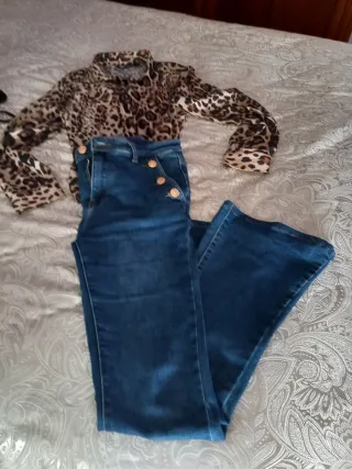 Camisa leopardo y vaqueros campana