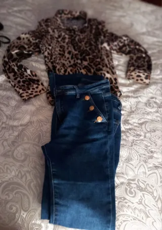 Camisa leopardo y vaqueros campana