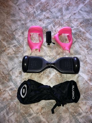Hoverboard con fundas rosas y mochila negra