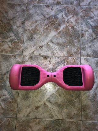 Hoverboard con fundas rosas y mochila negra